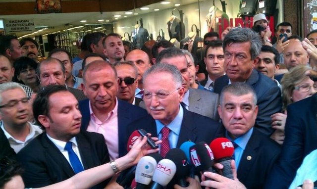 İhsanoğlu, Başbakan Recep Tayyip Erdoğan'ın kendisi hakkında söylediği "Statükoya bekçi arıyorlar" sözüne yanıt verdi.İhsanoğlu, şunları söyledi:  -