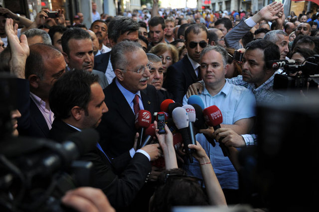 İhsanoğlu, "Burada bu binanın önünde hep beraber toplandık. Türk milletinin büyük insanı, İstiklal Marşı şairi Mehmet Akif'in son günlerini geçirdiği Mısır Apartmanı'dır. Bu tarihi bir yerdir."