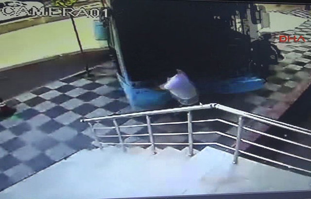 Kontrolden çıkan minibüs, yol kenarındaki yayaların arasına daldı. Kazada kaldırımın biraz ilerisinde sohbet eden 3 kişi ise üzerilerine gelen minibüsten kaçamadı.