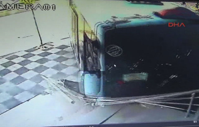 Feci kazada, merdiven ile minibüs arasında sıkışan Abdullah Yıldız adlı kişi hayatını kaybetti. 3 kişi de yaralandı.