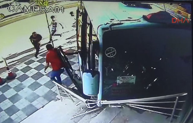 Kazanın ardından olay yerinde tam anlamıyla can pazarı yaşanırken, minibüs şoförünün kazanın şokuyla olay yerinden kaçtığı öğrenildi.