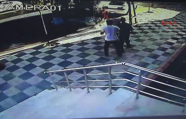 Yol kenarında yürüyen bir kişi kılpayı minibüsün altında kalmaktan kurtuluyor. -  - Fakat kaldırımın biraz ilerisinde sohbet eden 3 kişi üzerlerine hızla gelen minibüsten kaçamıyor.