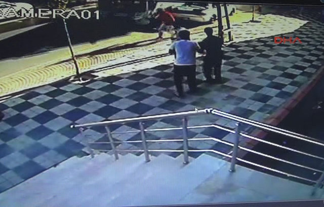 Kazanın güvenlik kamerası görüntüleri ortaya çıktı. Görüntülerde, kontrolden çıkan minibüsün yol kenarındaki yayaların arasına dalması görünüyor.