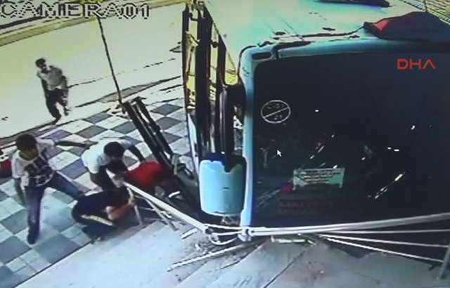 Vatandaşlar, minibüsçülerin bu caddede sürat yaptığını ileri sürerek, bu kazanın da minibüsün sürat yapmasından kaynaklandığını belirttiler.