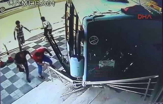 Yaralılar ambulanslarla çevredeki hastanelere kaldırılırken, hayatını kaybeden Abdullah Yıldız'ın yakınları sinir krizi geçirdi.