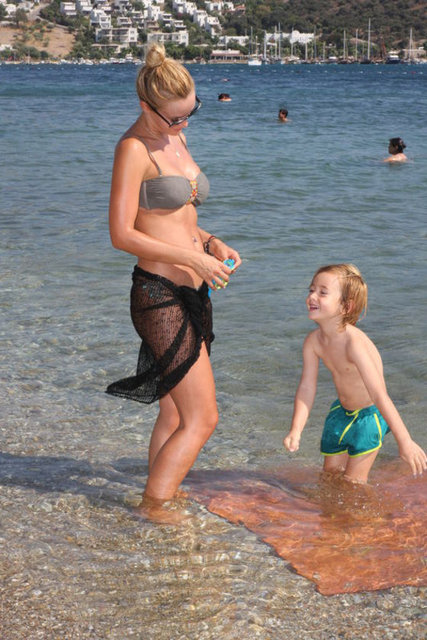 KUMSAL GÜZELİ GAMZE -  - Gamze Özçelik, tatiline Bodrum'da devam ediyor.