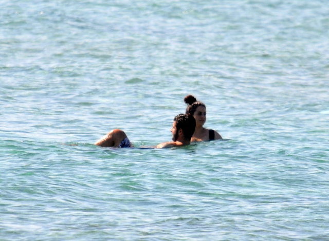 Denize birlikte girip birlikte çıkan çiftin samimiyeti gözlerden kaçmadı. (HT MAGAZİN- Yunus Emre Çınar)