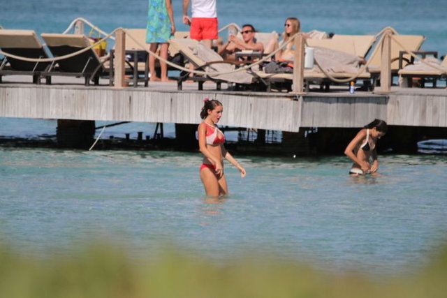 Galatasaray'ın yıldız futbolcusu Selçuk İnan, tatilini Çeşme'de sürdürüyor.