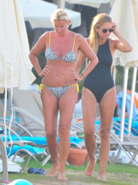 Hafif göbeği dikkat çeken güzel oyuncu hiç denize girmedi.