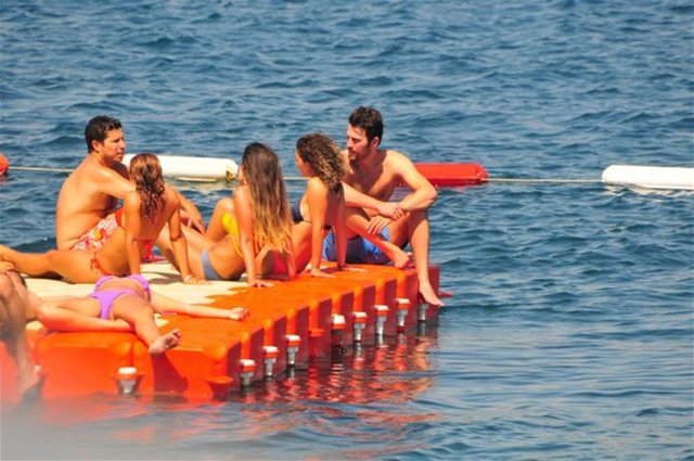 Aslı Enver, denize girmeyerek 5 saat boyunca güneşlendi.