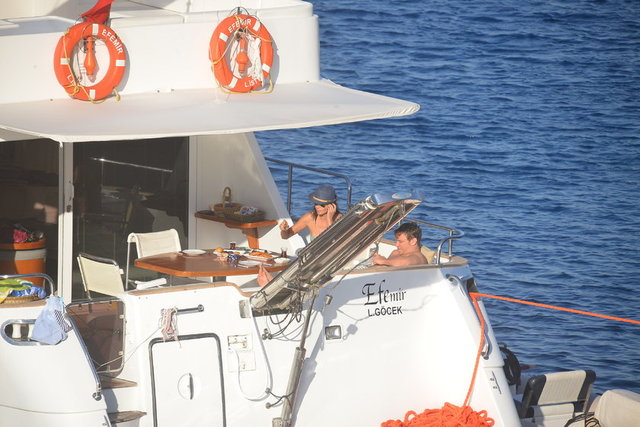 Tekne içerisinde çok neşeli olduğu görülen Ebru Şallı durduğu yerde durmadı.