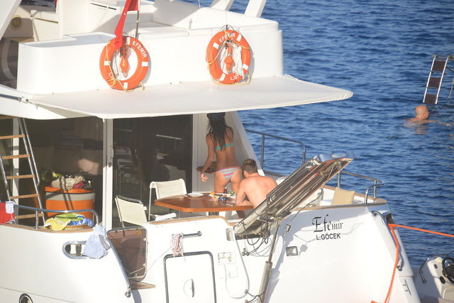 Sevgilisinden arta kalan zamanlarda oğlu Beren ile tekne içersin de oyunlar oynayan Şallı'nın halleri görülmeye değerdi.