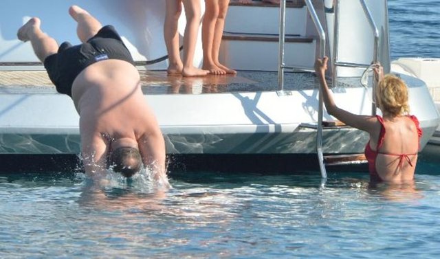 Hande Acar, "Eyvah çekiyorlar" diye bağırdıktan sonra kendini serin sulara bıraktı...