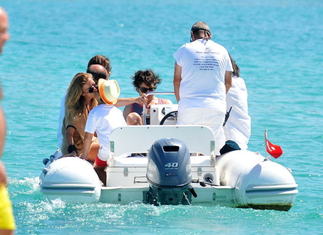 Evren Teker'in İtalyan marka teknesine giden çift gün boyu denize girip güneşlendi. Çifte yakın dostları Tugay Gökkaya da eşlik etti