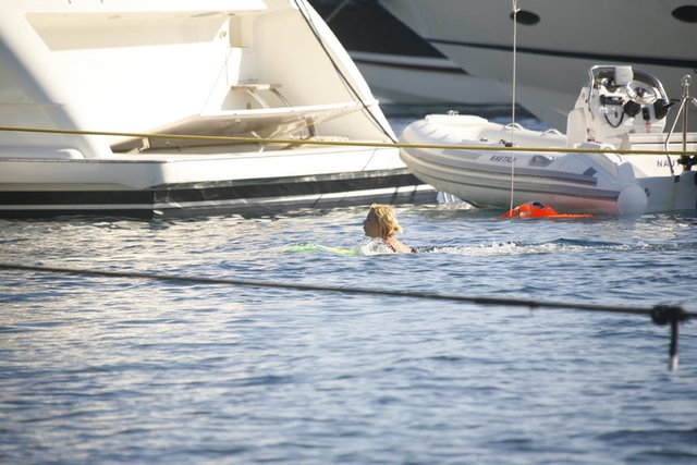 Hande Acar, gazetecilerin kendisini görüntülediğini fark edince tekneden serin sulara atladı.
