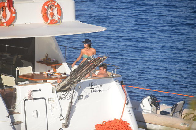 Fethiye açıklarına demirledikleri teknelerinde görüntülenen aşıkların keyfine diyecek yoktu.