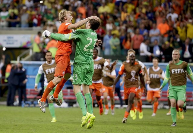 Bazı gazeteler, Van Gaal'in soyadında küçük bir harf değişikliği yaparak Van Gaal yerine 'dahi' anlamındaki "Geniaal" sözcüğünü kullandı.. Başlıklarda, "Luis van Geniaal" ifadesi yer aldı.