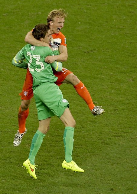 KUYT: İNANILMAZ  - Hollanda'nın jokeri Dirk Kuyt, kurtardığı penaltılarla yıldızlaşan Tim Krul hakkında konuştu: "Tim gerçekten inanılmazdı. Ama biz onun ne kadar iyi penaltı kurtardığını biliyorduk. Bence o da kendisiyle gurur duymalı"