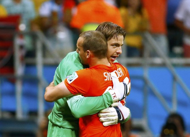 VAN GAAL: CİLLESEN'E SÖYLEMEDİM  - Tim Krul hamlesiyle dünyayı şaşırtan Hollanda Milli Takım Teknik Direktörü Louis Van Gaal - ise kararı maçtan önce verdiğini ifade etti.  -