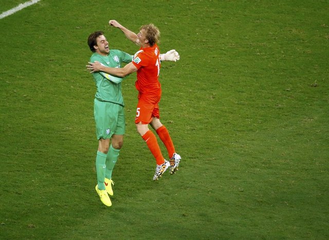 Tecrübeli çalıştırıcı, "Krul, köşelere çok iyi uzanan bir kaleci. Kosta Rika maçında da - doğru köşeleri seçti. Yaptığımız çalışmaların karşılığını aldığımız için mutluyum" dedi.