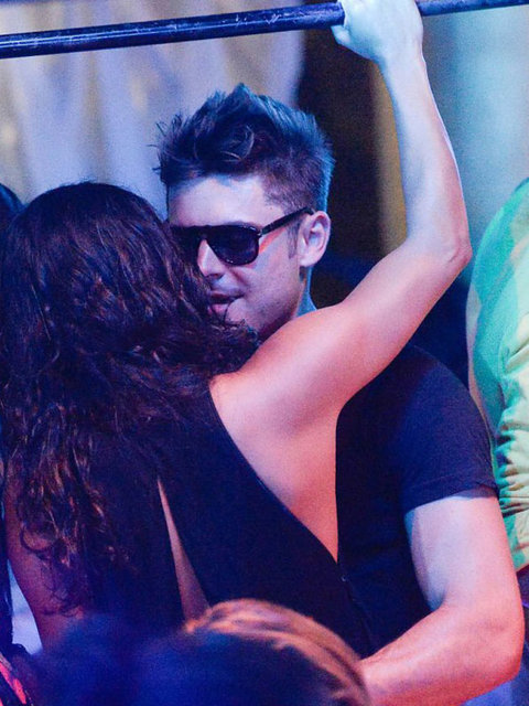 Sardinya'da bir kulüpte eğlenen çiçeği burnunda çift dans etmeden ve öpüşmeden duramadı.