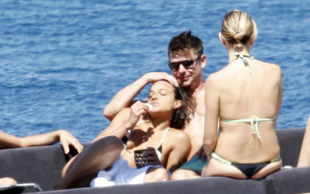 Aynı yatta ortaya çıkan ünlü çift birbirlerini öpmeden duramadı.