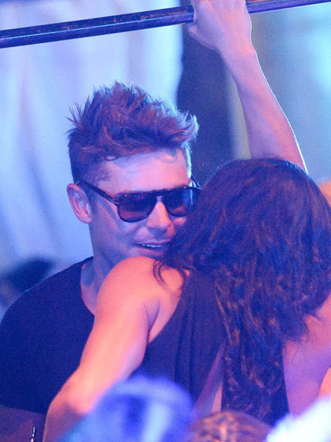 Rodriguez dans ederken Efron'ın kulağına sürekli bir şeyler fısıldadı.