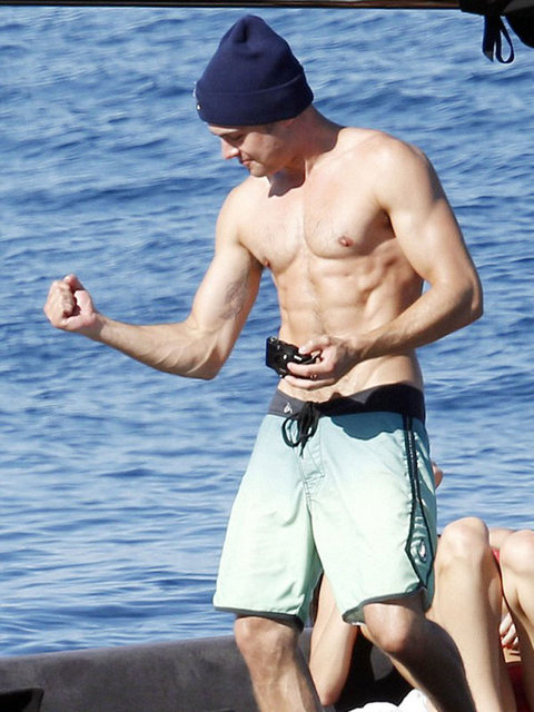 Zac Efron'ın atletik vücudu dikkat çekti.