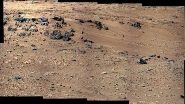 Ancak Mars'ta UFO var mı sorusu elbette ilk kez akıllara gelmiyor. Daha önce de Curiosity'nin yayınladığı bir fotoğrafta ışık süzmesi dikkat çekmiş, UFO olduğu düşünülmüştü.  -