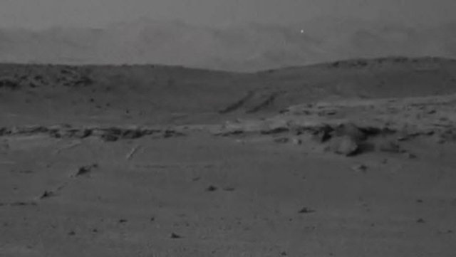 NASA'nın yayınladığı yeni bir fotoğraf tartışmalara neden oldu. Uzun süredir Mars'ta bulunan Curiosity isimli aracın çektiği görüntülerde UFO olduğu düşünülen beyaz bir nokta dikkat çekiyor. Peki gerçekten de bu mümkün mü?  -