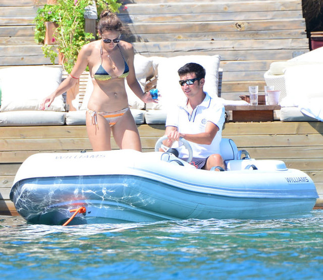 Çocukları alıp botla açıkta demirli tekneye götüren Emina Sandal yarım saat sonra eşinin yanına döndü.