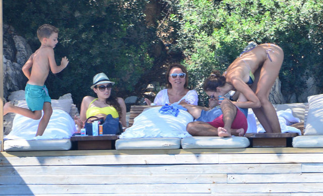 Önceki gün Türkbükü'nde beach'te birlikte güneşlenen Mustafa-Emina Sandal çifti birbirlerini öpücüklere boğdu.