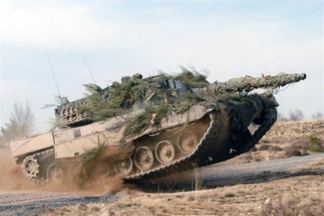 7. Almanya -  - 2. Dünya Savaşı sonrasında savaş karşıtı olan Almanya'nın yalnızca savunmaya yönelik bir ordu kurmasına izin verilmişti.