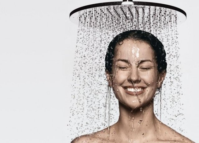 Boyayı uygulamadan bir gün önce arıtıcı sampuanla saçınızı yıkayın.