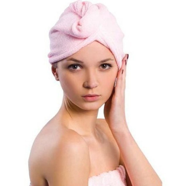 Saçınızı önce streç filmle, sonra da ılık havluyla sarın.