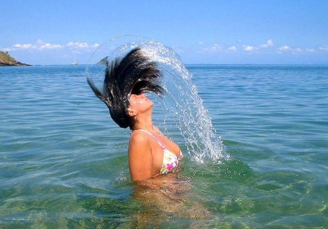 Tuzlu su saçınızın koruyucu katmanına zarar vererek saç pigmentlerinin yok olmasına sebep olur.