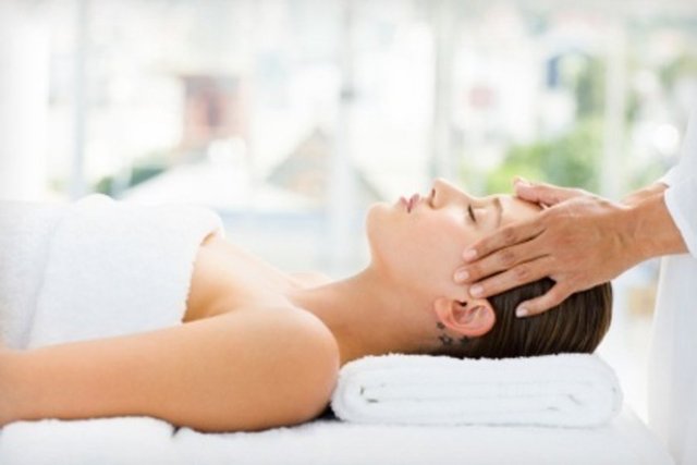 Saçınıza haftada bir kez nemlendirici maske yapmaya özen gösterin.