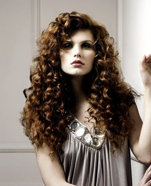 Saç düzleştirme ve sürekli fön saçın yapısını bozabilir ve solgun görünmesine neden olabilir.