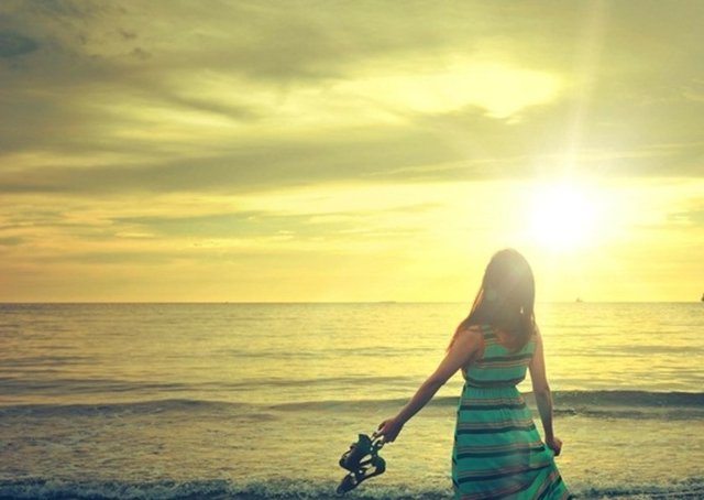 Yaz aylarında sık sık denize giriyorsanız tuzlu su sayesinde saçınızın renginin açıldığını fark edeceksiniz.