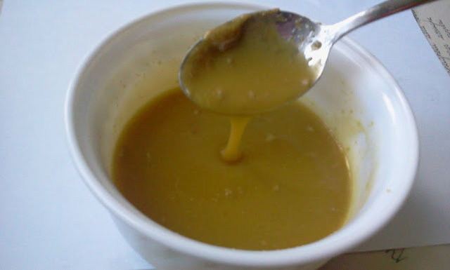 Olgun bir avokadonun yarısını çatal kullanarak iyice ezin. 1'er çorba kaşığı soya yağı ile üzüm çekirdeği yağı ekleyin ve hepsini iyice karıştırın.