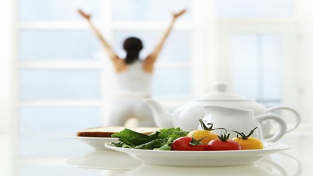 Fazla kilolarınızdan kurtulmak için şok diyet yapmayın, düşük proteinli veya karbonhidratsız ya da bir süre için tek tip beslenmeyi öneren diyetlerden uzak durun; bunlar vücut sağlığı ve dolayısıyla saç sağlığı üzerinde olumsuz etkiler yapar.