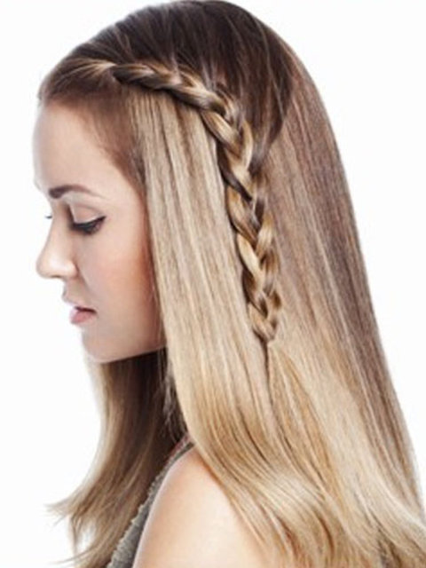 Saçlarınızı ördüğünüzde örgünüz çok ince görünürse yavaşça kenarlarından çekerek daha dolgun ve doğal görünmesini sağlayabilirsiniz.