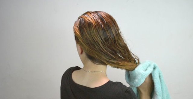 Ayda bir saçınıza uygulayacağınız parlaklığı arttırıcı maske ve yağlar saçınızın üzerinde tıpkı parlatıcı ojenin tırnaklara yaptığı gibi göz alıcı bir etki yaratacaktır.