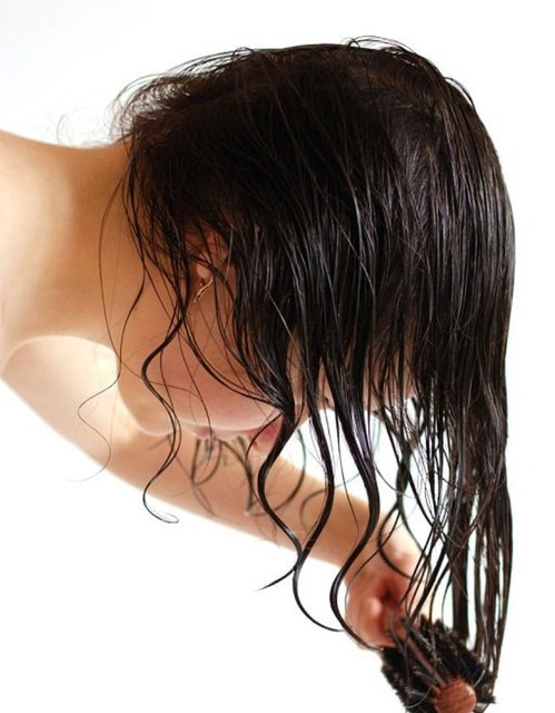 Güçlü temizkeyiciler saçınızda biriken gereksiz maddeleri temizleyerek boyanın daha derine işlemesini ve kalıcı olmasını sağlar.