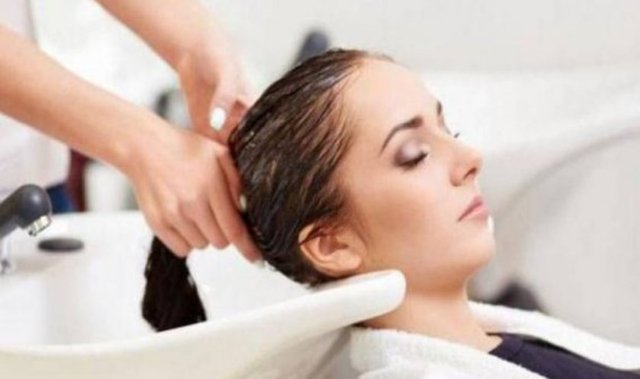 Ayrıca, saçın koruyucu tabakasını genişleterek boyanın kolyca akmasına sebep olan sıcak su yerine yıkanırken ılık su kullanmayı tercih edin.