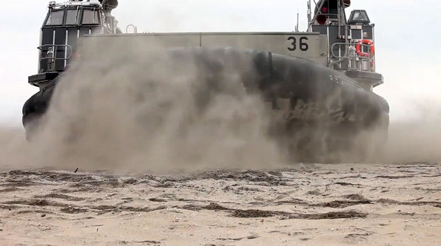 Tonlarca ağırlıktaki asker ya da malzemeyi kolayca taşıyabilen bu devasa hovercraft 90 metre uzunluğunda.  -  -