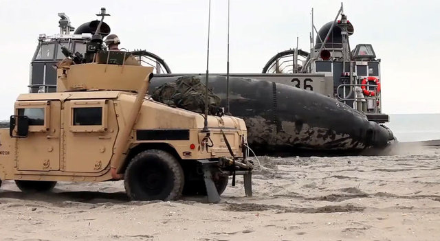 70 tonluk bir ağırlığı bile kolayca taşıyabilen hovercraft (hem havada hem de karada gidebilen tekne) denizden çıkıp karada da yoluna devam edebiliyor.  -