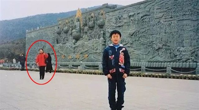 Çin'de evlenmek üzere olan bir çift çocukluk fotoğraflarının arasında hayrete düşüren bir detayla karşılaştı. Zhang Hedong'un çocukluk fotoğraflarına bakan nişanlısı Lu Yiqin, gördüğü bir kare karşısında şoka uğradı. Zira fotoğrafta arka planda görünen kırmızı montlu kadın annesiydi.