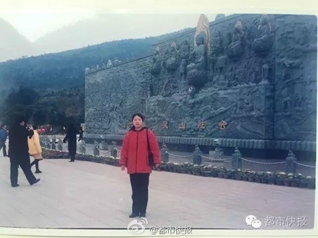 Nişanlısını ve annesini 16 yıl önce Çin yeni yılı tatili sırasında çekilmiş bu fotoğrafta, aynı karede görmek genç kadın için oldukça şaşırtıcı olmuş.  Lu Yiqin daha sonra emin olmak için aile albümlerini karıştırdı ve annesinin aynı yerde aynı gün çekilmiş olan fotoğrafını buldu.