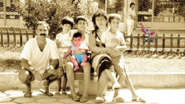 Düğünde davetlilere göstermek için eski fotoğraflarını hazırlayan çift şok yaşadı. Çift 28 yıl önce çekilmiş fotoğrafta tesadüf eseri aynı karede olduklarını gördü. Aynı mahallede doğup birbirinden habersiz aynı okullarda okuyan Fırat ve Gülin, üniversitede tanışıp aşık oldu. Tesadüf, düğün için hazırlanan filmle ortaya çıktı. 1987'de Fırat, ağabeyinin kucağında poz verirken, arkadan geçen bebek arabasında Gülin vardı.